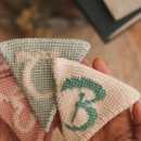 Banderines Cursivas. Un proyecto de Diseño, Crochet, Amigurumi y Tejido de punto de Virreinata - 09.04.2022