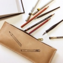 Hand-sewn leather zip pouch. Design de acessórios projeto de Beth Dow - 02.02.2023