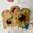 Work in process - Sunflowers on used tea bags. Un proyecto de Pintura a la acuarela y Pintura gouache de Ruby Silvious - 06.06.2023