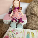 Mi proyecto del curso: Muñeca Lily Ann Elaboración de muñecas amigurumi románticas. Un proyecto de Artesanía, Diseño de juguetes, Tejido, Crochet, Amigurumi y Diseño textil de Sandra Estrada Garrido - 18.06.2023