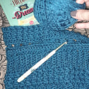 Sweater con texturas en azul. Fashion, Fashion Design, Fiber Arts, Crochet, and Textile Design project by sosaanabella - 07.05.2023