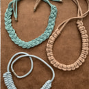 Mi proyecto del curso: Iniciación a la bisutería con cordón: fabrica tus propios collares. Un proyecto de Artesanía, Diseño de jo, as, Macramé y Diseño textil de Rosa Morales - 03.12.2023