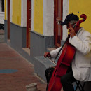 Calle y Cello. Un progetto di Fotografia, Fotografia digitale e Composizione fotografica di Andrés Hurtado - 13.02.2024