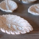 Svuota-tasche a forma di foglia in eco-resina. Un proyecto de Artesanía, Diseño de interiores y Creatividad de Noemi - 28.02.2024