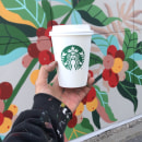 Starbucks Mural Auckland. Un proyecto de Bellas Artes, Arte urbano, Dibujo artístico e Ilustración botánica de Melisa Nocelli - 23.03.2024
