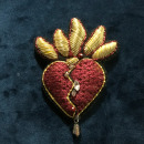 Broche Sagrado Corazón. Un proyecto de Bordado de Monica Palma - 31.03.2024
