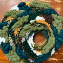 My project for course: Circular Weaving for Colorful Wall Decor. Un proyecto de Artesanía, Diseño de interiores, Pattern Design, Tejido, Telar y Diseño textil de Tiffany Flores - 02.04.2024