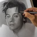 Harry Styles en grafito. Traditional illustration, Fine Arts, Pencil Drawing, Drawing, and Portrait Illustration project by Néstor Canavarro - 04.18.2024