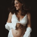Fotografía de embarazo en estudio. Photograph project by Tami - 07.30.2023