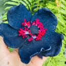 Mi proyecto del curso: Flores textiles: crea accesorios 3D con denim. Un proyecto de Diseño floral, vegetal y Diseño textil de jenny.grajales - 25.04.2024