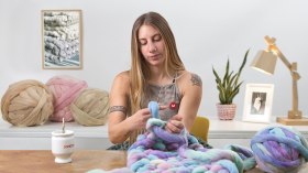 Introduction à l’arm knitting et à la teinture de la laine. Un cours de Craft de Javiera Ortiz