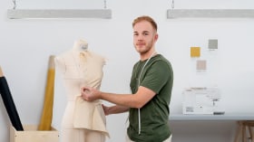 Einführung in die Moulagetechnik für Damenbekleidung nach Maß. A Handarbeit und Mode course by Reagen Evans