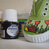 Zapatillas pintadas. Design, and Traditional illustration project by Marta Rexachs - 10.13.2012