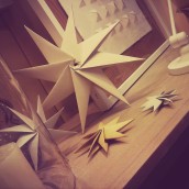origami stars - xmas window. Installations project by Maite Abarizketa Larrañaga - 01.04.2014