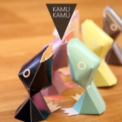KAMU KAMU papertoy card holders. Design industrial, Design de produtos, e Design de brinquedos projeto de Vicenç Lletí Alarte - 09.10.2013