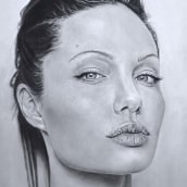 Retrato al carboncillo de Angelina Jolie. Artes plásticas projeto de Galería del retrato - 31.03.2014