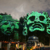 Dioses del Maíz - Proyección 3D de dioses prehispánicos sobre árboles del Parque México, DF. Instalações projeto de Maizz Visual - 08.06.2014