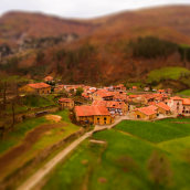 Fotografía aerea de pequeña aldea Cantabra. Fotografia, e Arquitetura projeto de Iñigo de Otto - 06.02.2016
