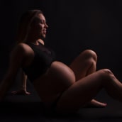 Fotografia de embarazo. Fotografia de estúdio projeto de Laura Iglesias Miguel - 10.03.2018