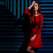 Editorial - Red in blue. Photograph, Photo Retouching, Fashion Photograph, Portrait Photograph, Photographic Lighting, and Digital Photograph project by Miriam Eme - 02.10.2019