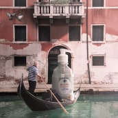 surrealismo, Venecia ( contexto ), objeto ( alcohol en gel ).. Photographic Composition project by Damián García - 05.11.2020