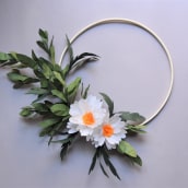 Paper flower hoop wreath: 2 white flowers. Um projeto de Artesanato, Papercraft e Decoração de interiores de Eileen Ng - 21.07.2020