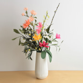 Paper flower arrangement. Un proyecto de Artesanía, Papercraft y Decoración de interiores de Eileen Ng - 21.07.2020
