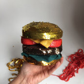 Una hamburguesa muy brillante!!!. Design, Creativit, and Fashion Design project by Yeraldin Cortes Narvaez - 03.17.2021