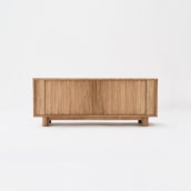 Carved Tambour Cabinet. Un proyecto de Artesanía, Diseño, creación de muebles					, Diseño de interiores y Carpintería de Bibbings & Hensby - 13.04.2021