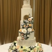 Enchanted Floral Wedding Cake . Un progetto di Artigianato di Nasima Alam - 04.05.2021