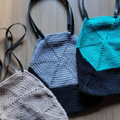 hexagonal bag. Un proyecto de Diseño de vestuario, Artesanía, Creatividad, Diseño de moda, DIY y Crochet de Cristiane Trein da Silva - 06.06.2021