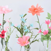 Paper wild flowers in glass vases. Um projeto de Artesanato e Papercraft de Eileen Ng - 16.07.2021