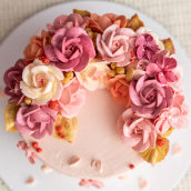 My project in Decorative Buttercream Flowers for Cake Design course. Design, DIY, Culinar, and Arts project by Kate Kim - 09.13.2021