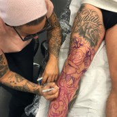 Freehand tattoo su una gamba . Un progetto di Design di tatuaggi di Delia Vico - 18.10.2021