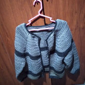 Mi Proyecto del curso:  Top-down chaqueta para toda ocasion ya casi terminada. Moda, Design de moda, Tecido, DIY, e Crochê projeto de Stella Revelo Jacome - 25.10.2021