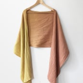 My project in Natural Dyeing of Textiles with Plants course - Ombre-Scarf dyed with Avocado and Goldenrod. Un proyecto de Artesanía, Upc, cling y Teñido Textil de Ania Grzeszek - 23.11.2021