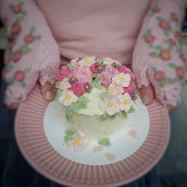 My project in Decorative Buttercream Flowers for Cake Design course. Un proyecto de Diseño, DIY, Artes culinarias, Lifest y le de Natalija Brancevičienė - 17.12.2021