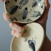 Illustrated dinnerware. Ceramics, and Children's Illustration project by Nastia Calaca - 01.10.2022