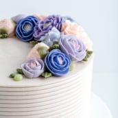 Buttercream Crescent Floral Cake. Un progetto di Design, Artigianato, Cucina e Arti culinarie di Liz Shim - 11.01.2022