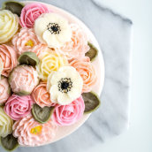 Pretty Floral Cake. Design, Artesanato, Culinária, e Artes culinárias projeto de Liz Shim - 11.01.2022