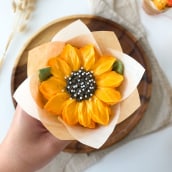Sunflower Cupcake. Un progetto di Design, Artigianato, Cucina e Arti culinarie di Liz Shim - 11.01.2022