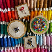 Mi Proyecto del curso: Bordado en miniatura: crea joyas textiles. Jewelr, Design, Embroider, Textile Illustration, and Textile Design project by Claudia Daniela Ortega Gutiérrez - 02.08.2022