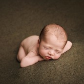 Newborn Session with a 7 Day Old Baby. Photograph project by Lidi Lima-Conlon - 03.11.2022