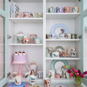 Styling a kitchen dresser with pastel hues. . Design, Design de interiores, e Fotografia para Instagram projeto de Geraldine Tan - 31.03.2022