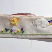 My project for course: Basic Embroidery Techniques: Stitches, Compositions, and Color Ranges. Un progetto di Design di accessori, Costume design, Moda, Ricamo, Illustrazione tessile, Teoria del colore e Textile Design di Wendy Johnston - 31.05.2022
