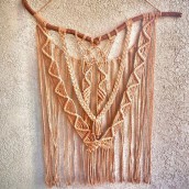 Mi proyecto del curso: Introducción al tapiz de macramé. Un proyecto de Diseño de complementos, Artesanía, Tejido, Macramé y Diseño textil de Yocelyn Bugueño Patiño - 28.06.2022