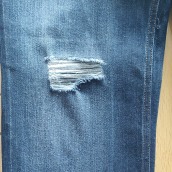 Sashiko / broderie sur un jeans troué. Arts, Crafts, Embroider, and Sewing project by Judith Jassogne - 07.29.2022