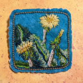 My project for course: Embroidery Techniques for Floral Patterns on Felt . Un progetto di Design di accessori, Artigianato, Moda, Pattern design, Illustrazione tessile, Illustrazione botanica e Textile Design di Wendy Johnston - 22.08.2022