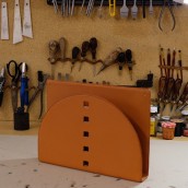 Covering a magazine stand with Hermès style leather. Design, Arts, Crafts, Furniture Design, Making, Upc, cling, Furniture Restoration, Upc, and cling project by Christina Roth - 09.07.2022