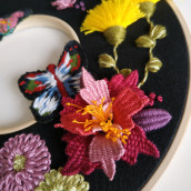 Bordando flores. Embroider, Textile Illustration, and Textile Design project by Rebeca Rodríguez González - 09.08.2022